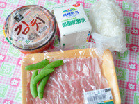 備料:韓國泡菜、低脂鮮奶、甜豆、豚五花肉片、白米飯一碗