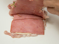 再將另一片樸活豬 一公分厚切里肌豬排蓋上去。