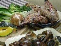 大家準備準備自己喜歡吃的蔬菜與海鮮，我準備的是大蛤蜊！！