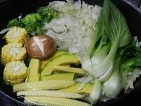 然後放入玉米筍、香菇、南瓜、椰菜與青江菜煮,，煮好的菜可以一一起鍋(高麗菜不起鍋)