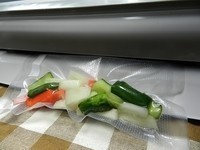 其他的港式泡菜就可以真空密封包裝，放入冰箱冷藏，不但減少食物的氧化，還可以保留住原味，更可以延長保存時間，外出攜帶也很方便喔!!