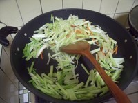 鍋中放一大匙的油,油熱後放入芹菜段跟胡蘿蔔絲