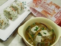 簡單的鮪魚味噌湯與香鬆飯團，輕鬆解決一餐喔