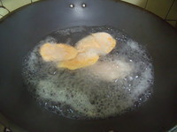 在有胡蘿蔔汁的角落裡,搓幾四個擠子壓平,放入煮滾的水中,煮至浮起。(這就是板母,粿粹)