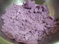 紫蕃薯切片,放電鍋蒸熟放涼。跟糯米粉放在盆中搓揉。