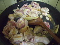 鍋裡放少許的油爆香薑片,扁至香味出來後,再放入雞塊跟麻油一起拌炒。