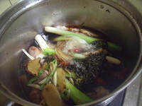 換個較深的鍋子,把所有材料都放進去,水加至淹到肉即可,大火煮開後,用小火燜煮。
