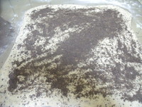 再擀成長方形,抹少許的水,撒上黑芝麻粉。