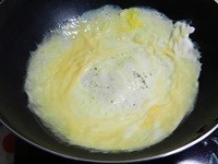 鍋熱後，抹上一點油，將打散的蛋液倒入，快速的轉動鍋子，形成蛋皮
