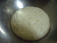 200g的中筋麵粉,110g的水,2g的酵母粉,10g的糖,揉成糰即可,冬天放一夜讓它發酵,即成老麵。