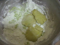 在盆中一角,搓幾3~4個薄片,放入滾水中煮至浮起(這就是板媽或稱粿粹),放回盆中。
