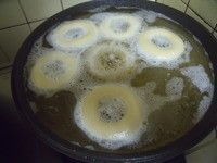 油燒熱至140度左右(用筷子插在油中,有很多小泡泡浮起來即可,將火轉至中小火,放入甜甜圈。