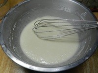 將煮好的糖水沖入裝有糯米粉的盆內，攪拌均勻